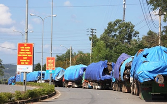 Xe “khủng” cày nát vùng biên